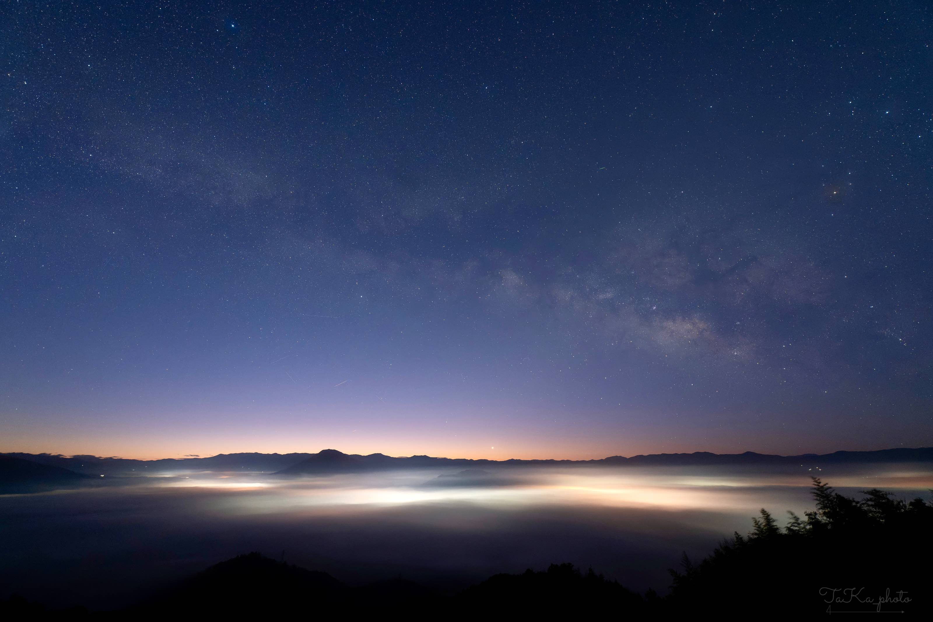 愛媛県大洲市の雲海と夜空に広がる天の川