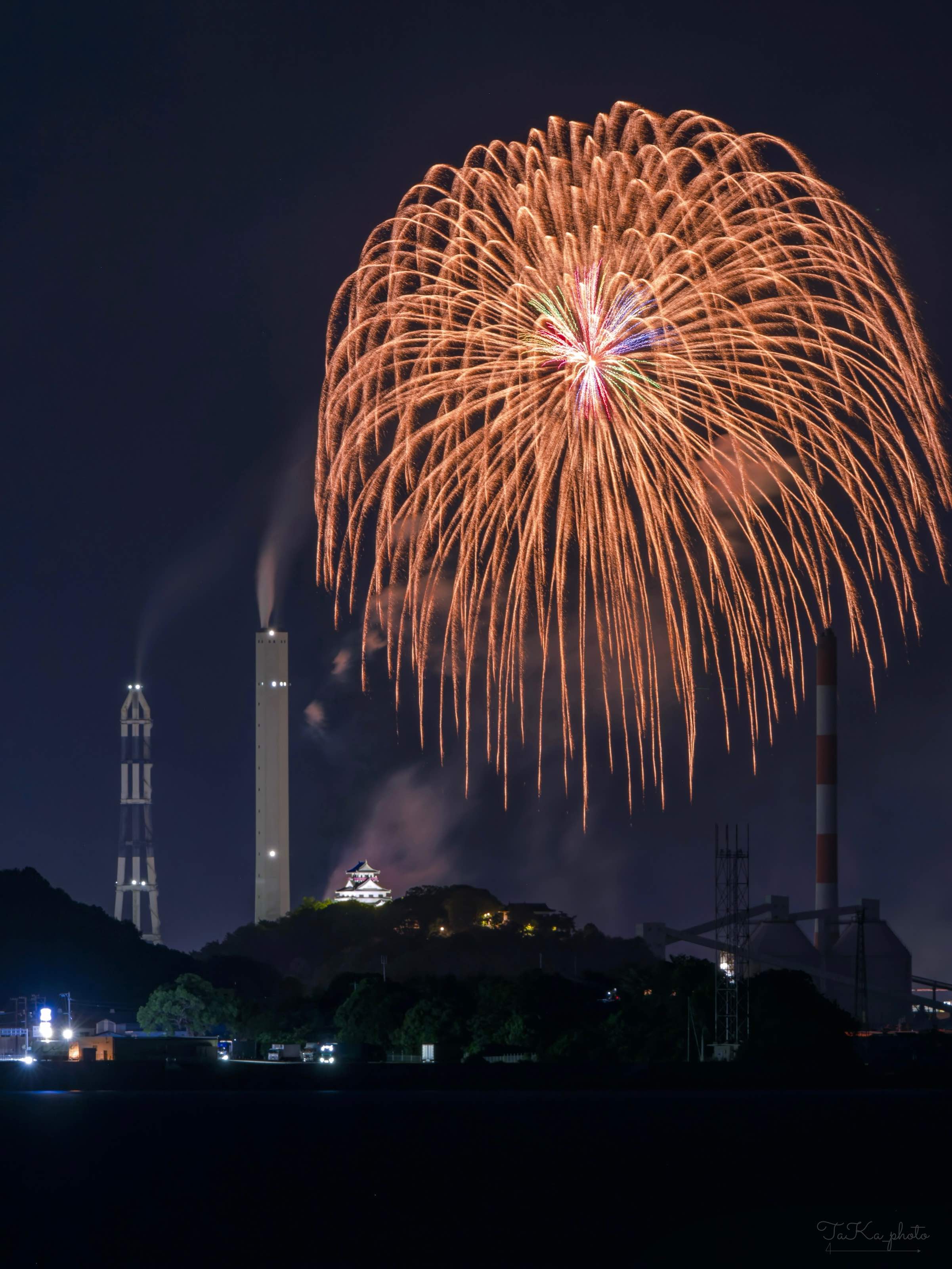 愛媛県四国中央市の工業地帯の夜景に上がる花火