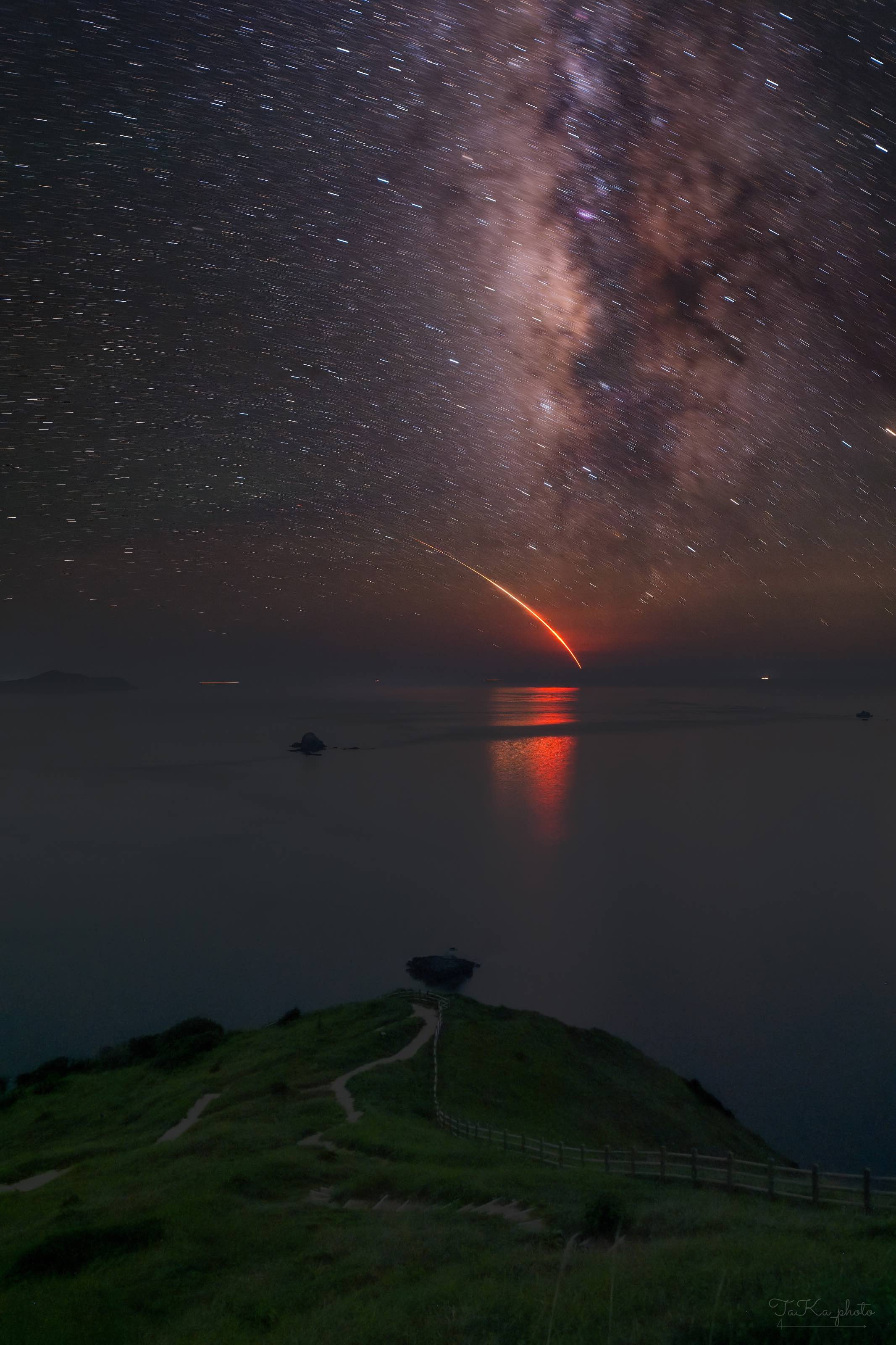 愛媛県愛南町の夜空に広がる天の川とH-IIAロケットの光跡