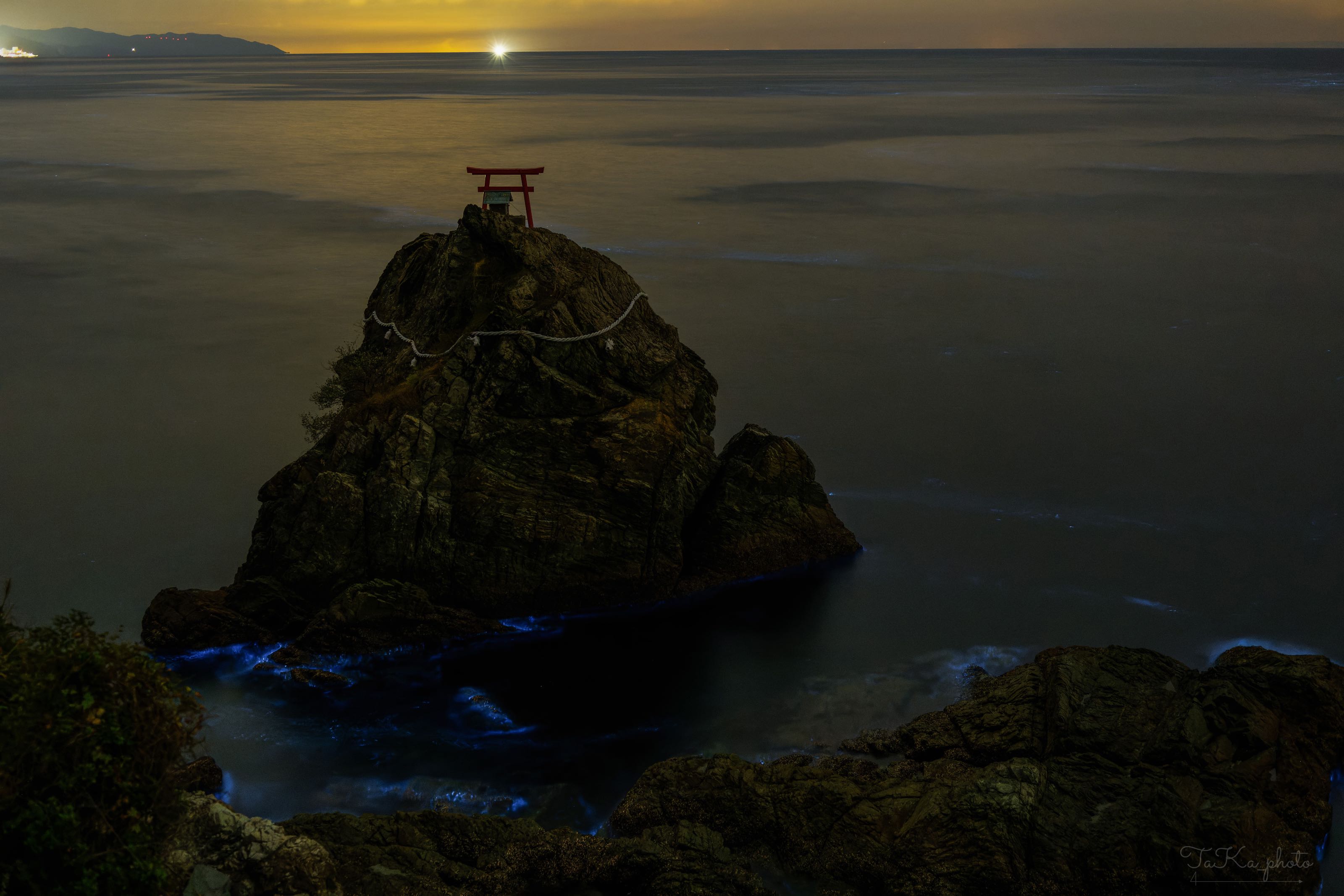 愛媛県の海の祠と青く光る海面