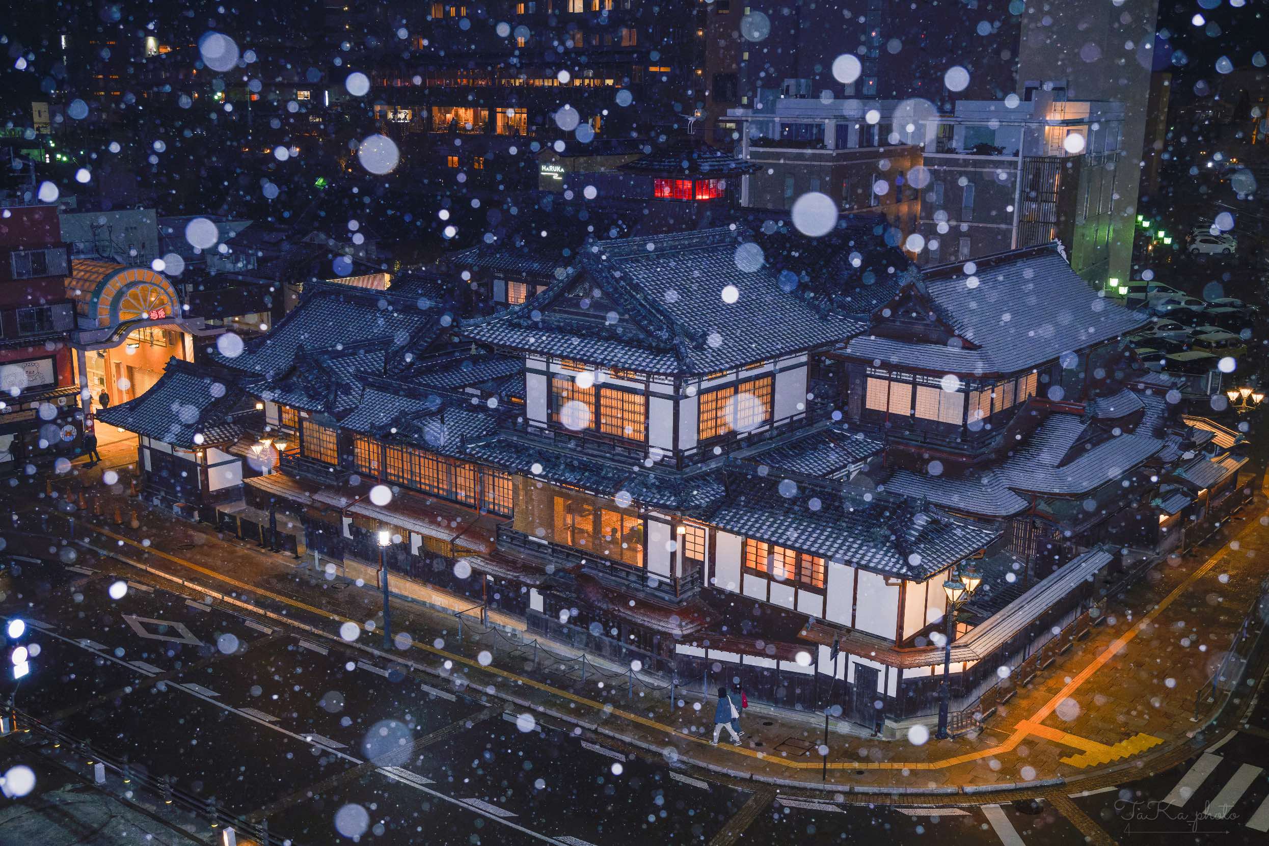 雪が降る夜の道後温泉